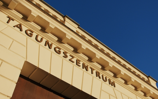 Ein Gebäude mit dem Schriftzug Tagungszentrum