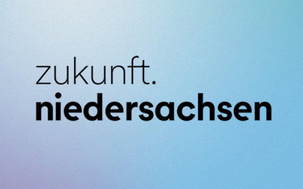 Wortmarke zukunft.niedersachsen vor hellblauem Verlauf