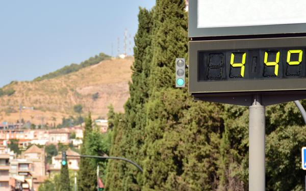 Eine Temperaturanzeige zeigt 44 Grad Celsius.