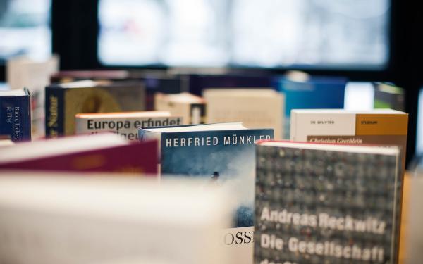 Bücher auf einem Tisch