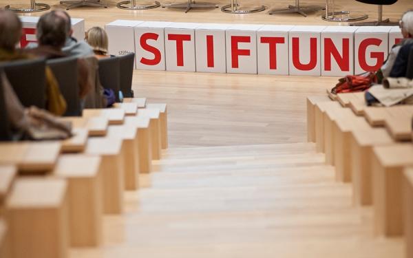 Blick in ein Auditorium in dem das Wort "Stiftung" auf Kartons steht.