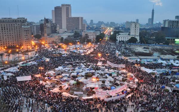 Menschen Protestieren auf dem Tahrir Platz gegen Mubarak.