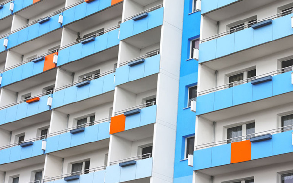 Großes Wohnhaus mit vielen blauen Balkons