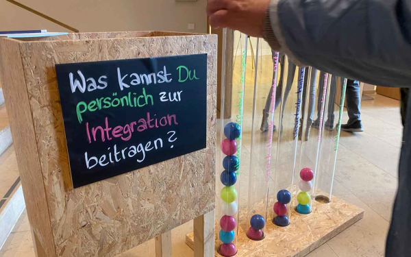 Tafel mit Text "Was kannst Du persönlich zur Integration beitragen?"