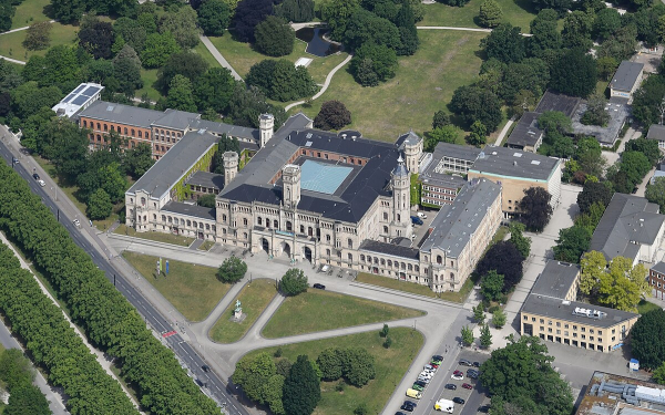 Luftbild des Welfenschlosses (Ansicht von Süden)
