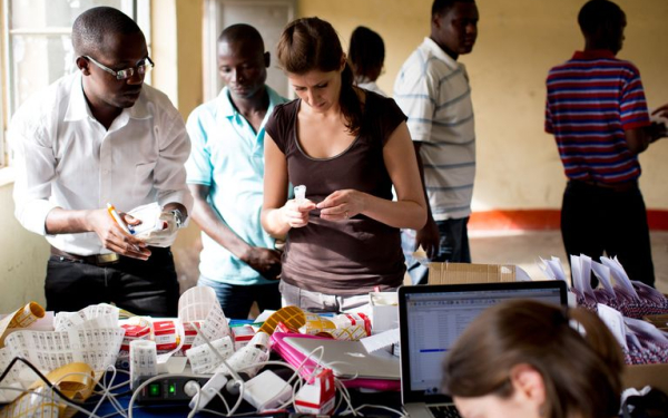 Das Bild eine Gruppe Wissenschaftler:innen aus Deutschland und Burundi. 