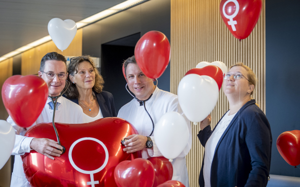 Das Bild zeigt die das Team um Dr. Melanie Ricke-Hoch von der Arbeitsgruppe „Molekulare Kardiologie – Neue Mechanismen und Therapiekonzepte“ an der MHH.