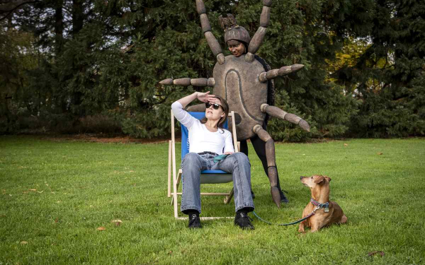 Das Bild zeigt Prof. Christina Strube mit einer Riesenzecke und Hund
