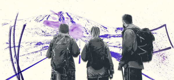 Zu sehen sind drei junge Menschen auf dem Weg zu einem Berggipfel im Hintergrund des Bildes. 