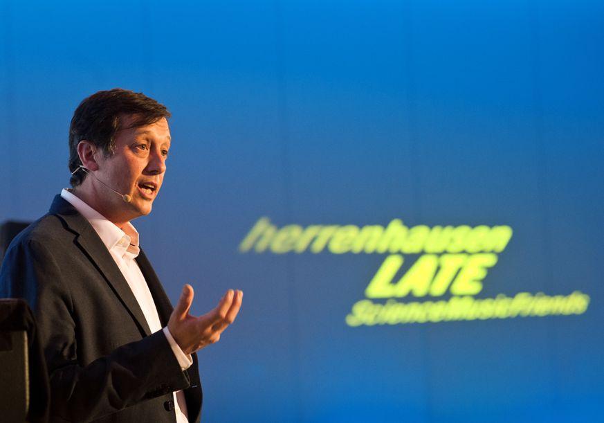 ein Mann vor dem Schriftzug "Herrenhausen Late"