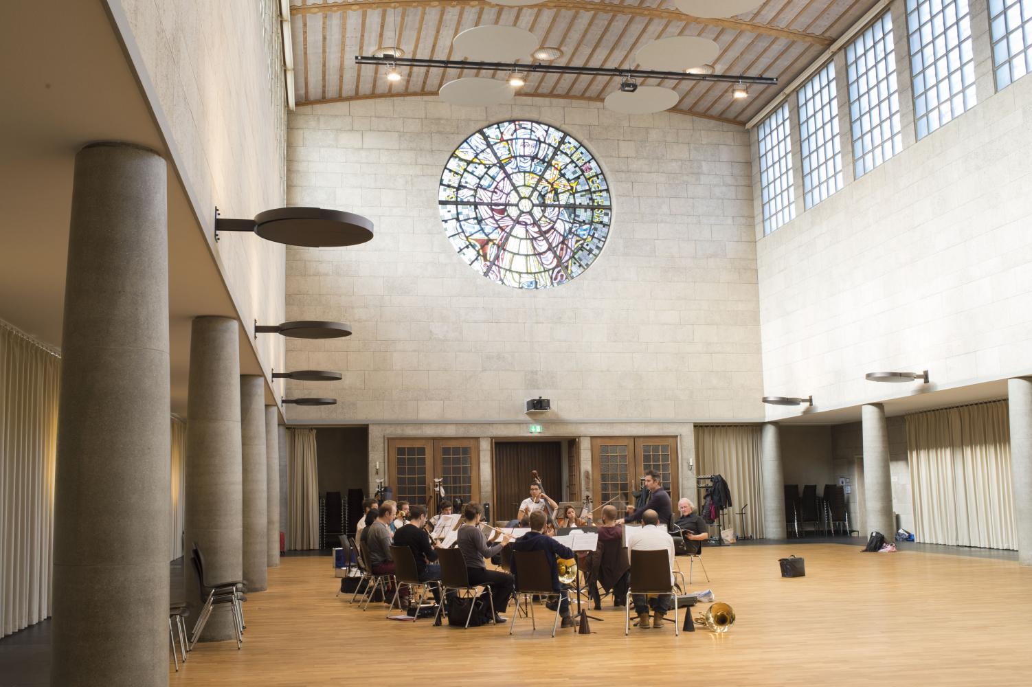ein Kirchenraum mit Konferenztischen