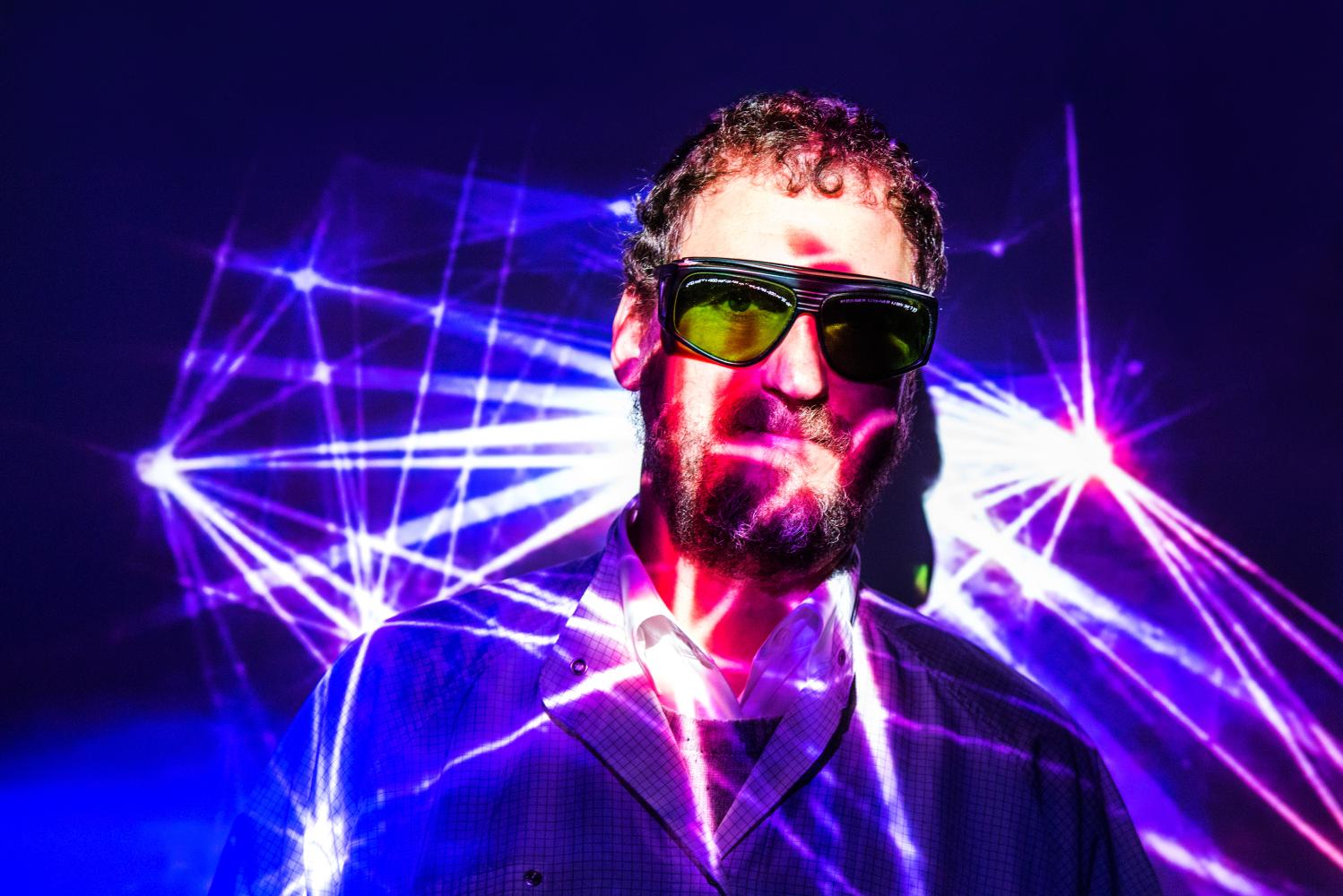 Mann mit Brille im Laserlicht