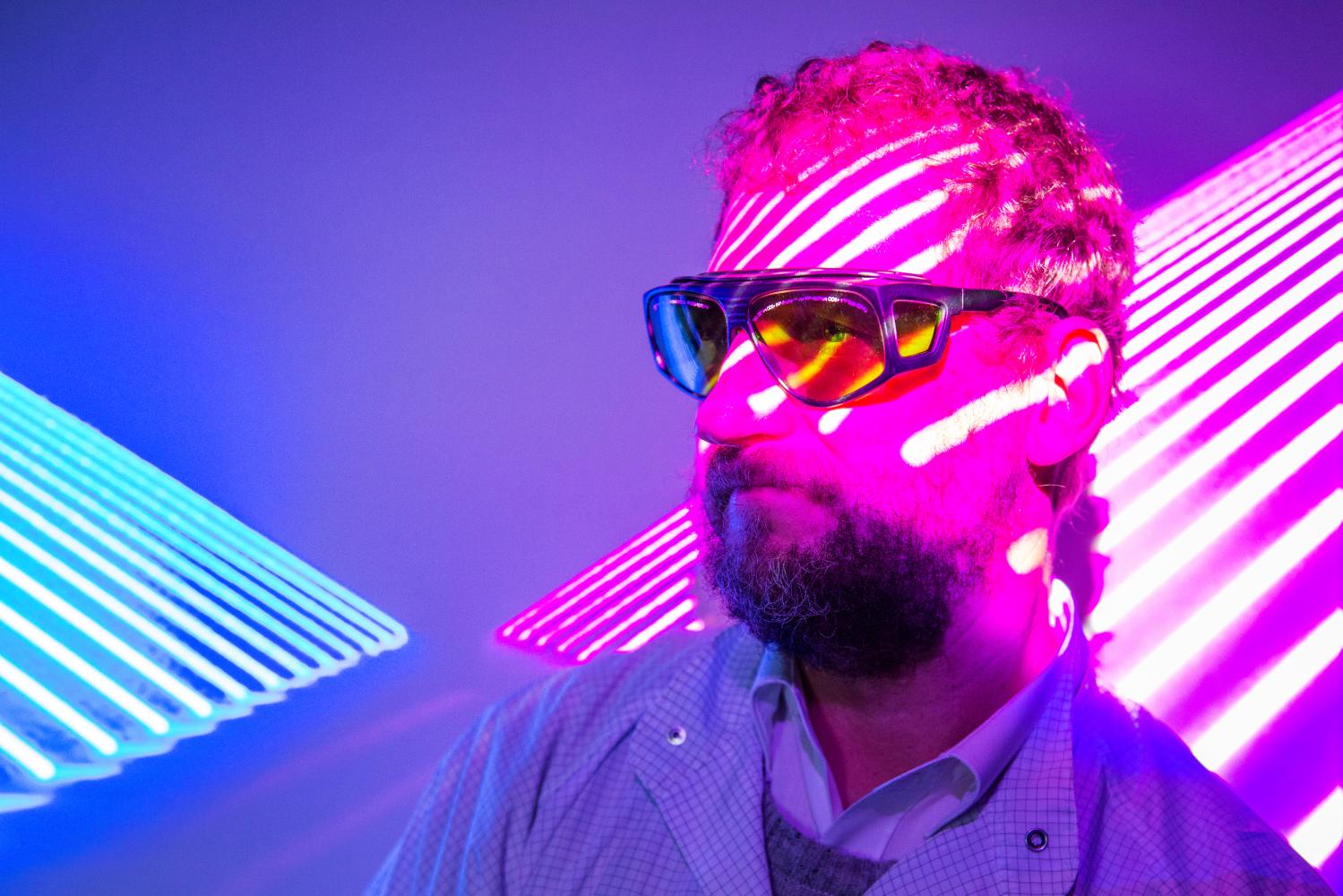 Mann mit Brille im Laserlicht