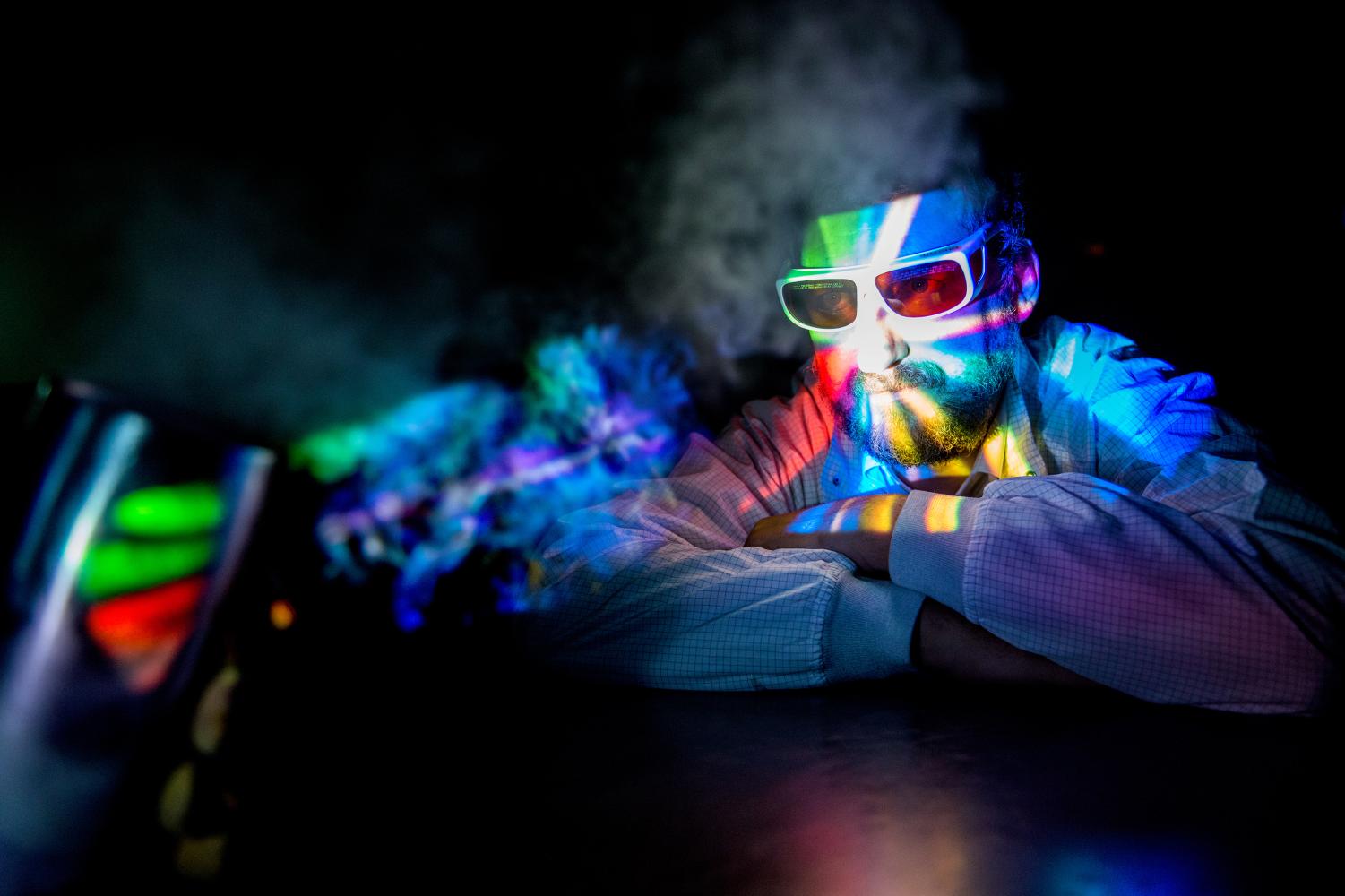 Mann mit Brille beleuchtet durch ein Prisma