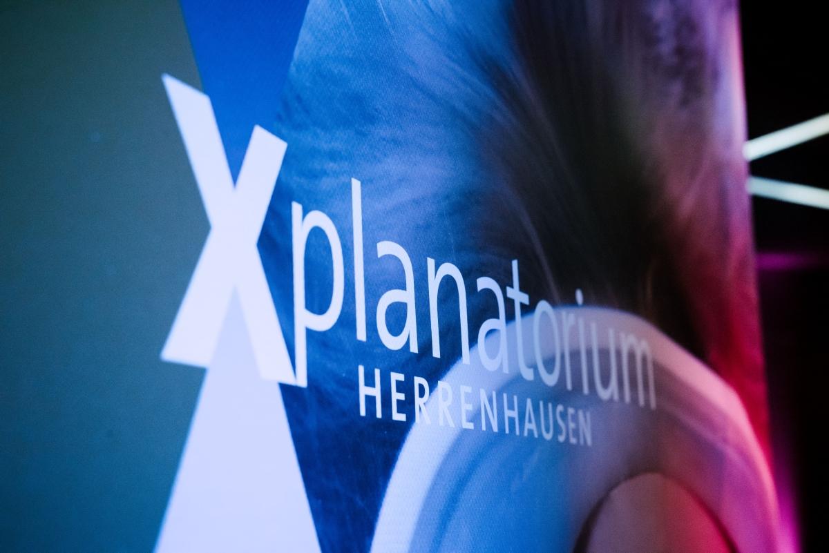 Xplanatorium-Schriftzug auf einem Plakat