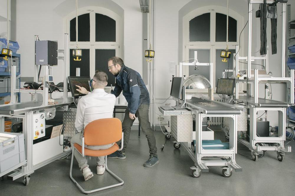Fabian Roemer (rechts) und Fabian Roth schauen gemeinsam auf die Ergebnisse der Infrarotbildanalyse von Schaumstoffproben