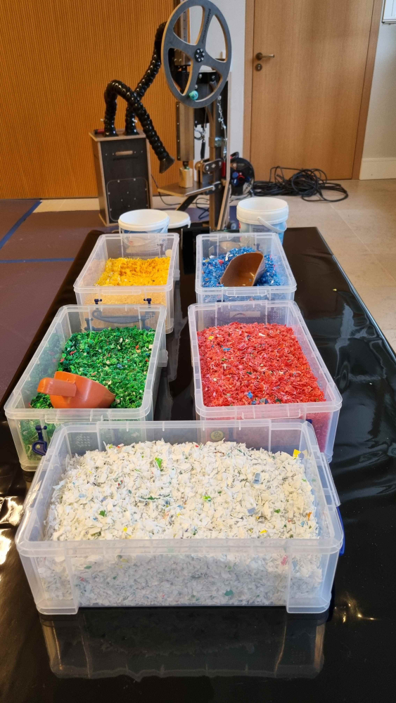 Fünf Kisten mit bunten Plastikschnipseln