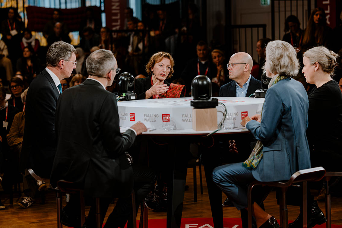 Personen sitzen an einem Tisch