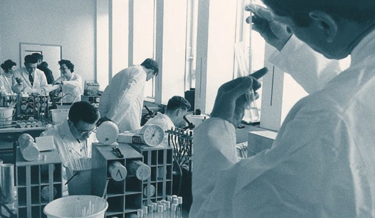 Das Labor des Kölner Instituts für Genetik zu Beginn der 1960er Jahre.