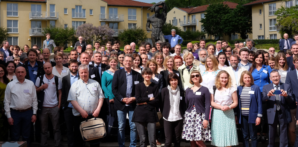 Teilnehmende beim Statussymposium in Radebeul