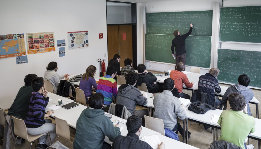 Akademie im Exil Unterricht im Klassenzimmer