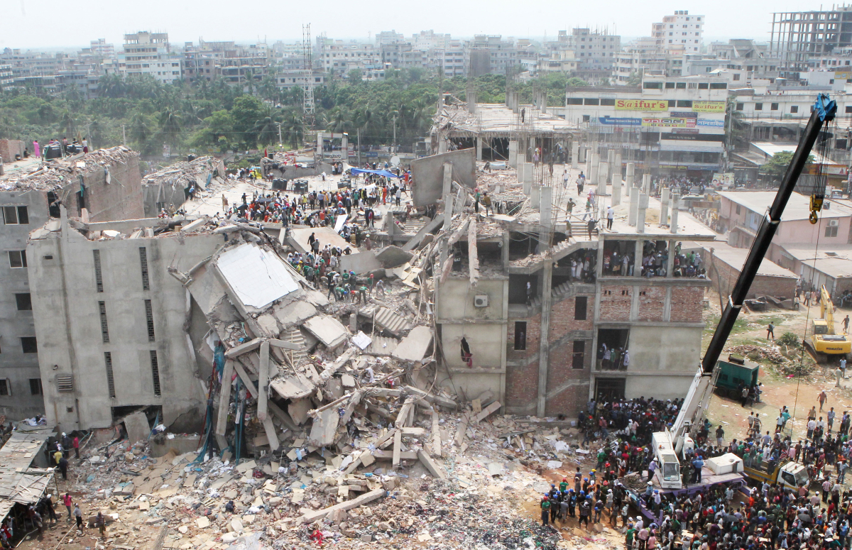 Das achtstöckige Rana Plaza Gebäude in Sabhar, Bangladesch beherbergte mehrere Textilfabriken. Bei seinem Einsturz am 24. April 2013 wurden mehr als 1000 Menschen getötet - der bislang schwerste Unfall in der internationalen Textilindustrie. 