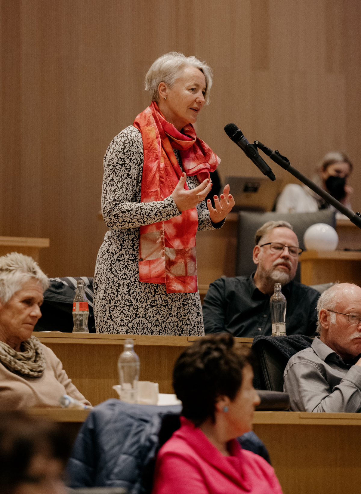 Eine Frau im Publikum stellt eine Frage.