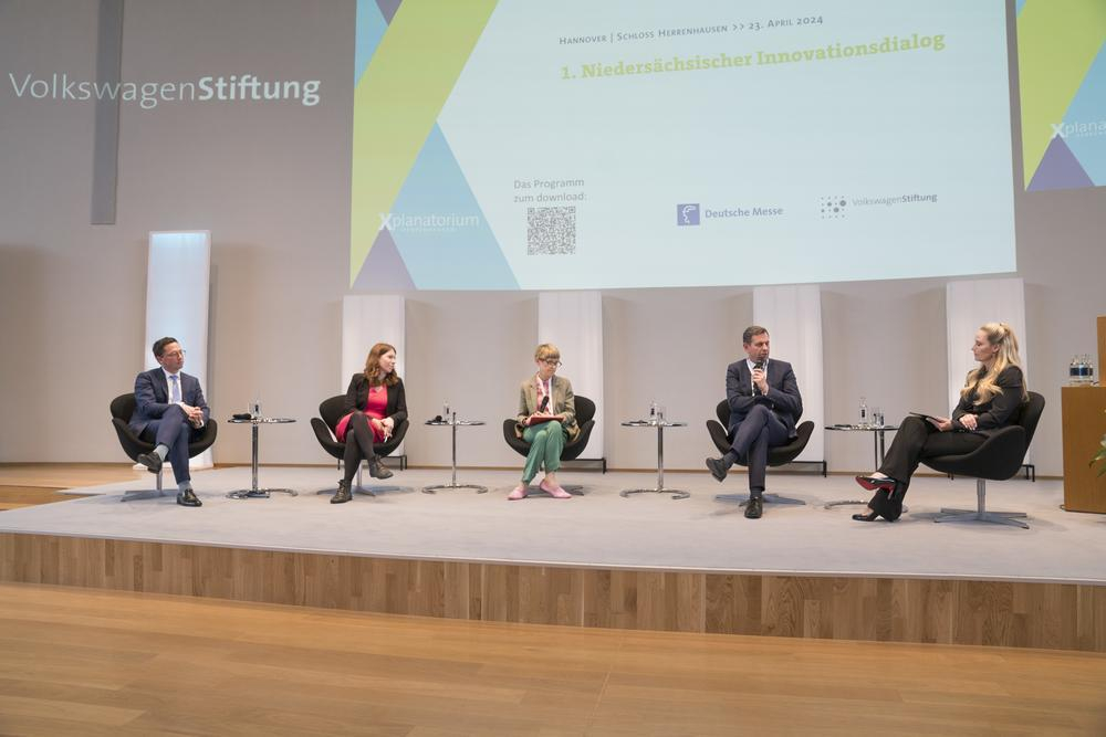 Podiumsdiskussion mit fünf Teilnehmenden