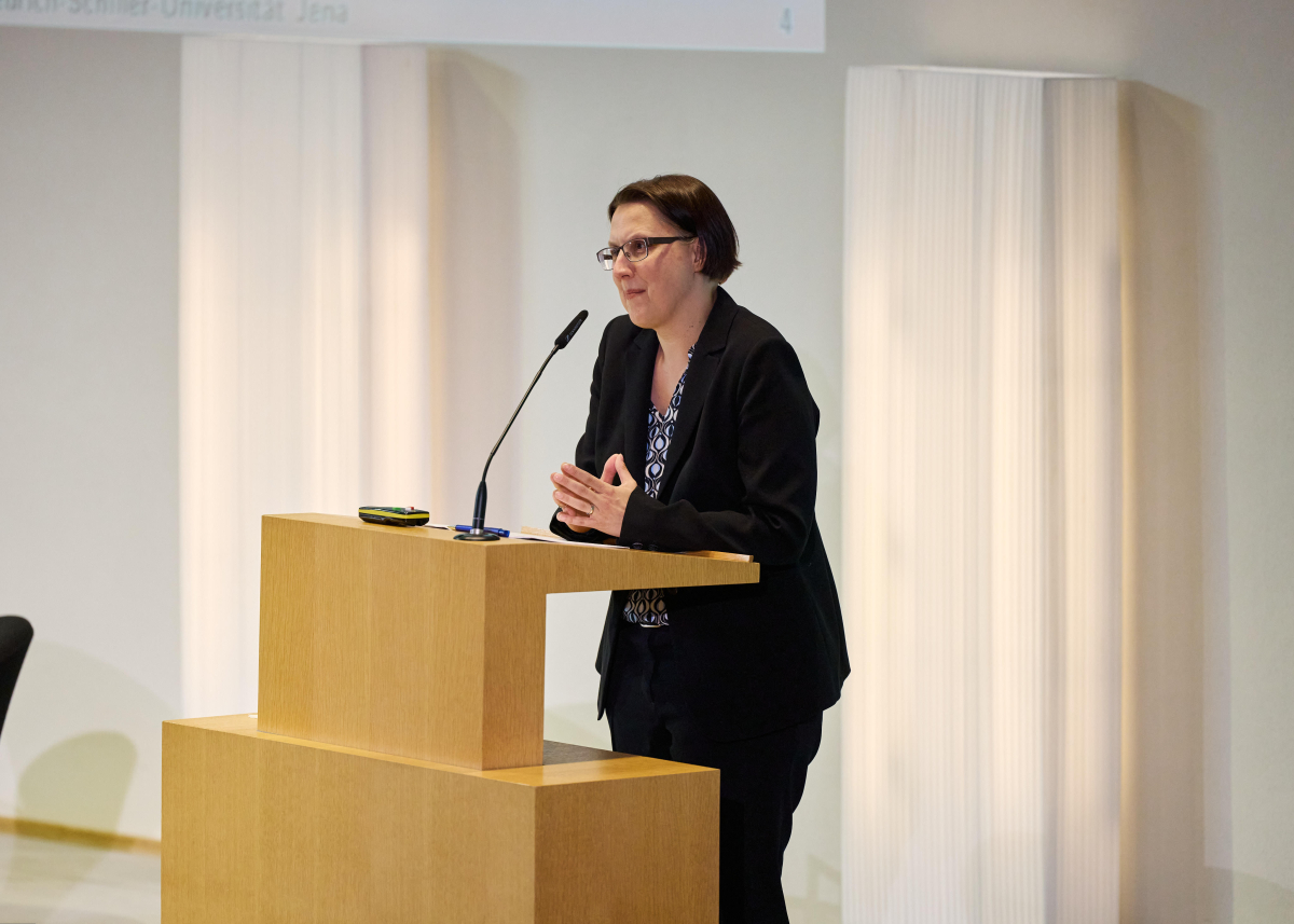 Silke Übelmesser steht an einem Podium