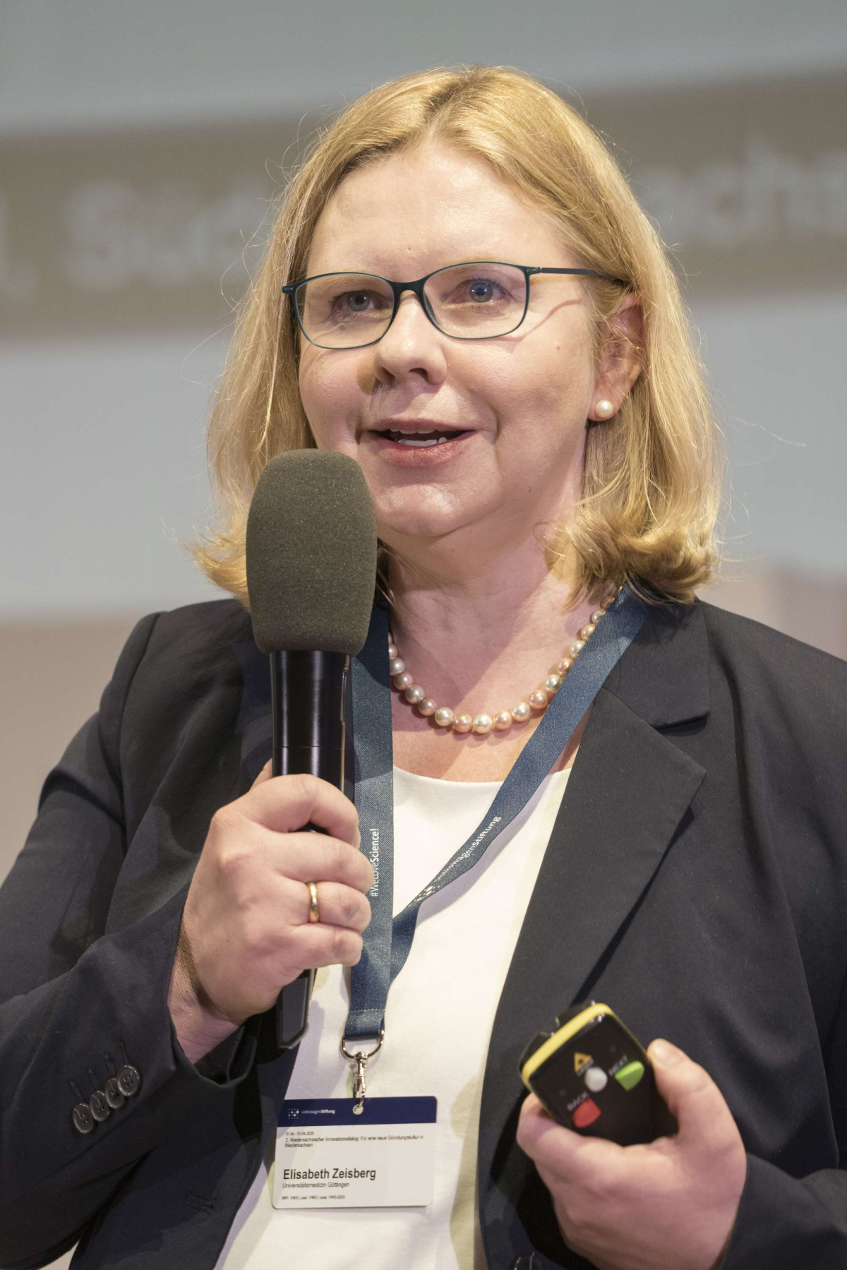 Frau mit Mikro in der Hand
