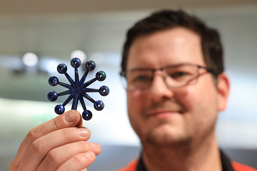 Aus recyceltem Kunststoffgranulat können neue Dinge entstehen, wie hier bunte Perlen