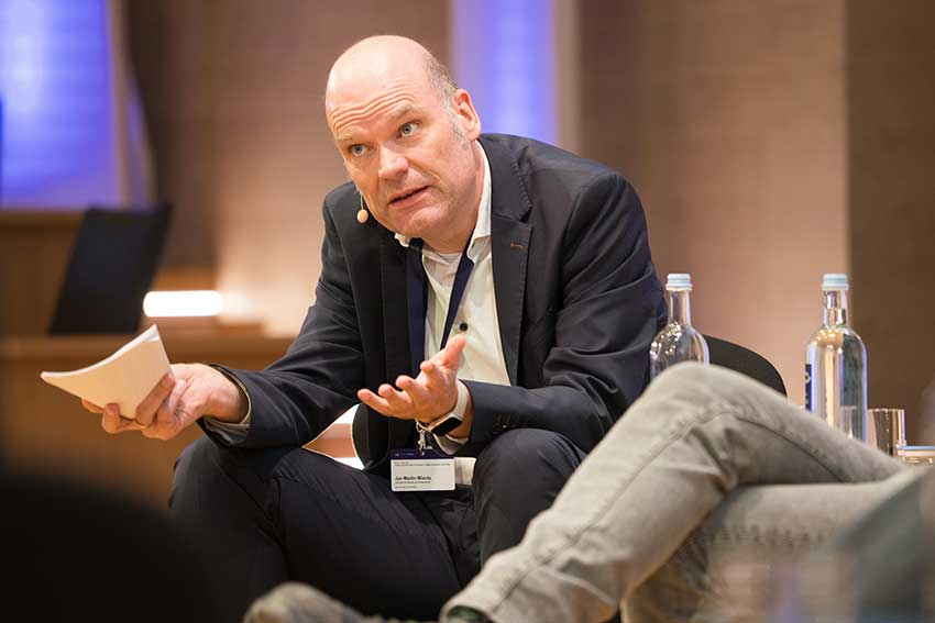 Jan-Martin Wiarda spricht mit anderen Diskutierenden.