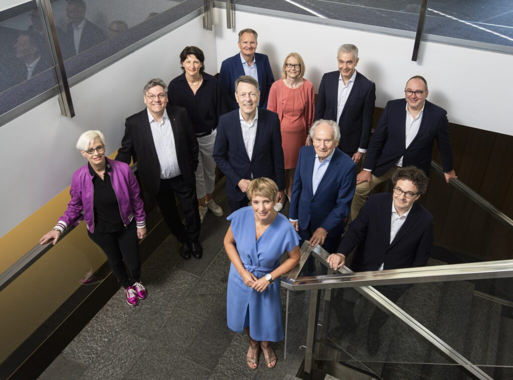 Eine Gruppe von Menschen in einem Treppenhaus