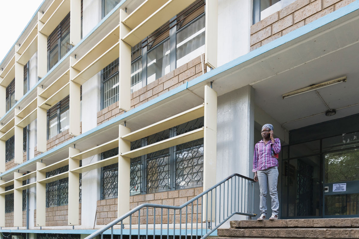 Lydia Olaka vor dem Institutsgebäude in Nairobi