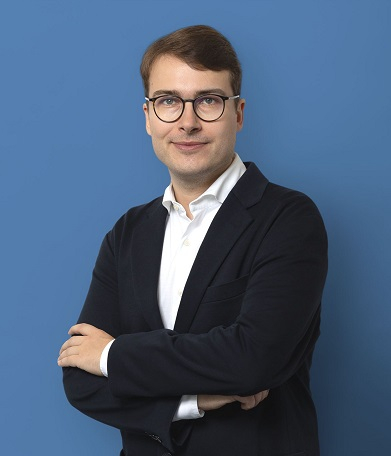 Mann schaut in die Kamera