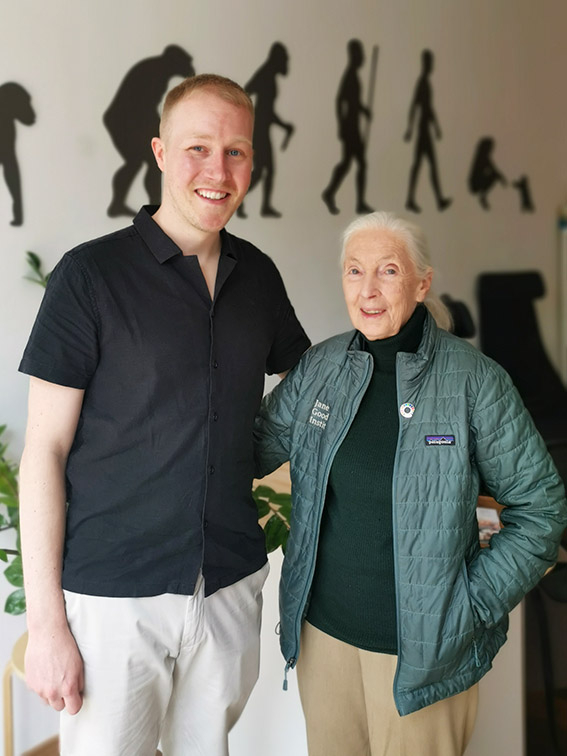 Fabien Schultz und Jane Goodall stehen Arm in Arm in einem Raum.