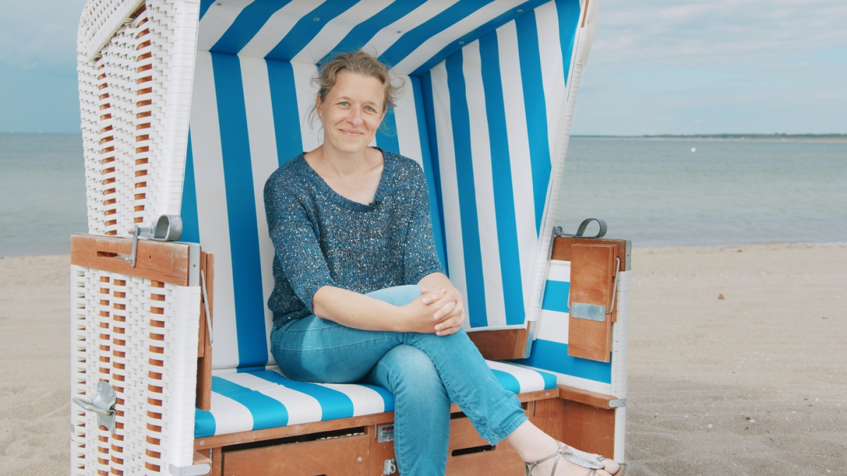 Frau sitzt in einem Strandkorb
