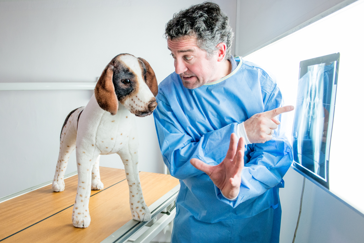 Prof. Dr. Bernhard Hiebl mit Tierattrappe