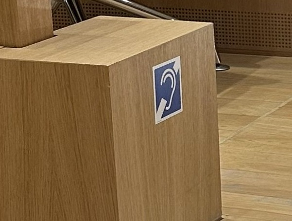Holzblock mit einem blaue-weißen Zeichen, das ein