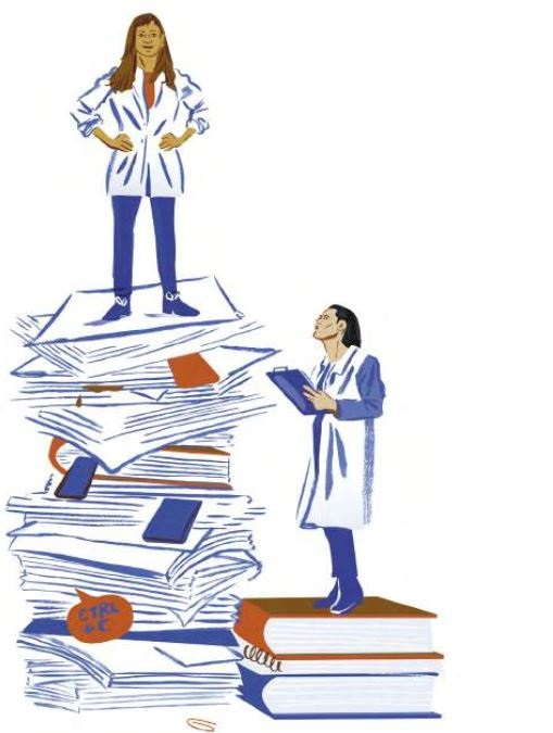 Zwei Wissenschaftlerinnen stehen auf einem großen Stapel Bücher