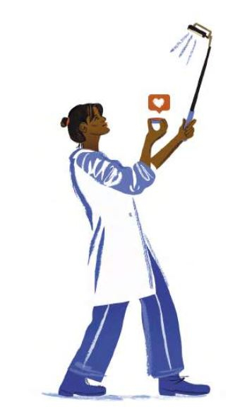 Eine Wissenschaftlerin hält Selfie-Stick und Handy vor sich.
