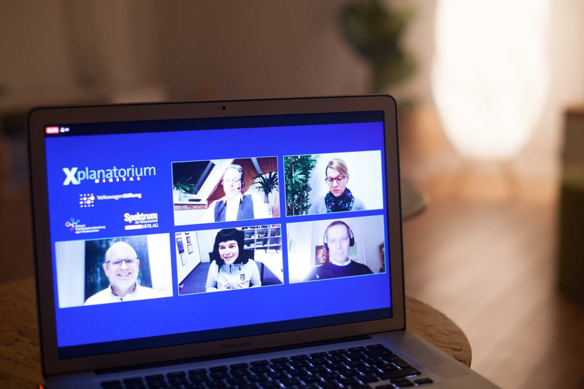 Laptopbildschirm mit Videokonferenzteilnehmenden