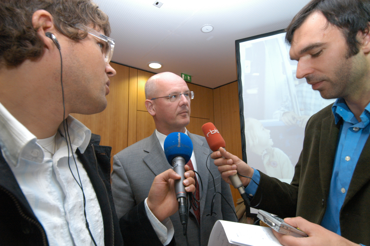 Männer mit Mikrofonen interviewen Prof. Beier