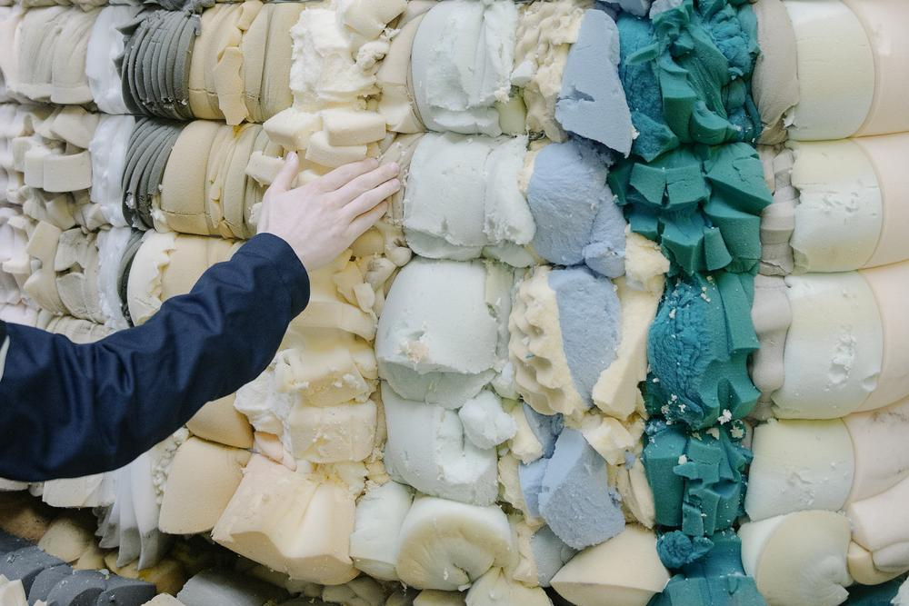 Beim Projektpartner Remondis müssen die Matratzen von Hand in ihre Bestandteile zerlegt werden. Die KI-basierte Klassifikation des Materials soll die Sortierung zukünftig technisch möglich machen