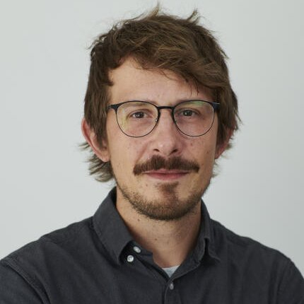 Portrait eines Mannes mit Bart und Brille