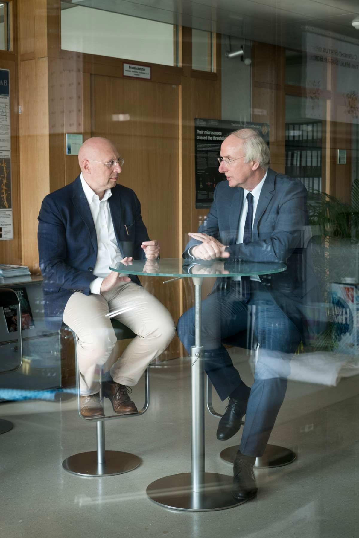 Stefan Hell (links) und Wilhelm Krull im Gespräch (Foto: Daniel Pilar für VolkswagenStiftung)