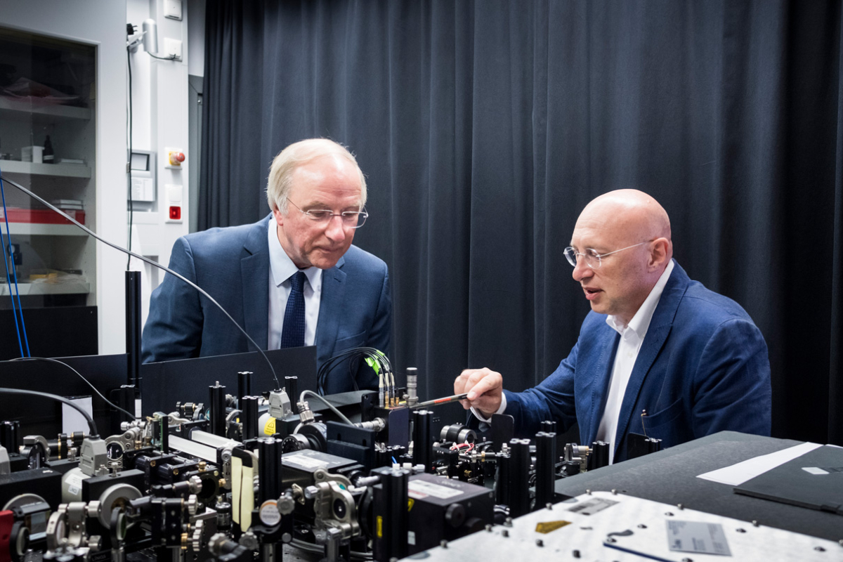 Stefan Hell und Wilhelm Krull im Optikraum am Max-Planck-Institut für biophysikalische Chemie in Göttingen