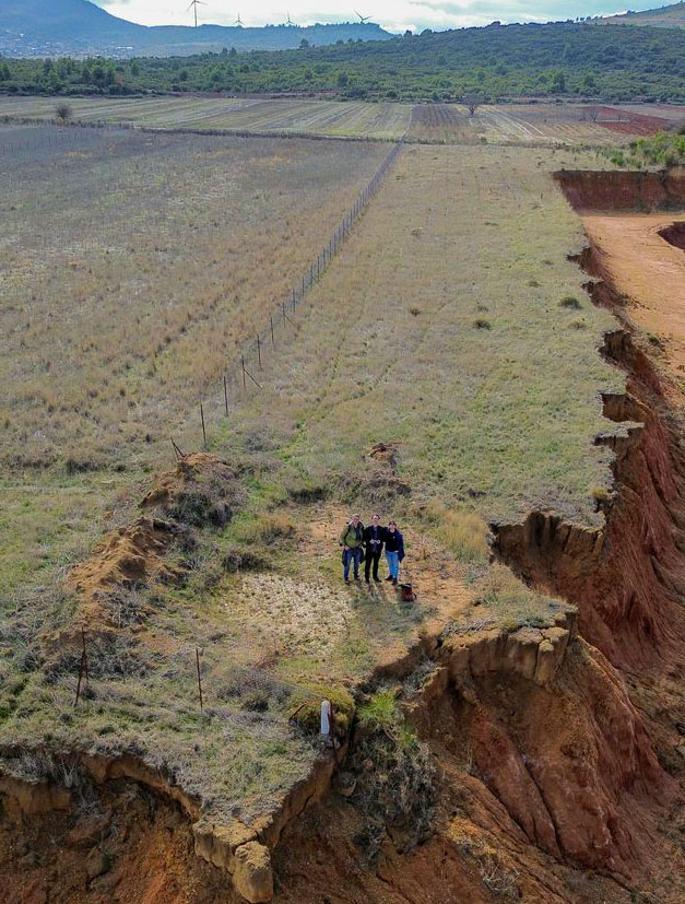 flache Landschaft mit meterhoher Abbruchkante