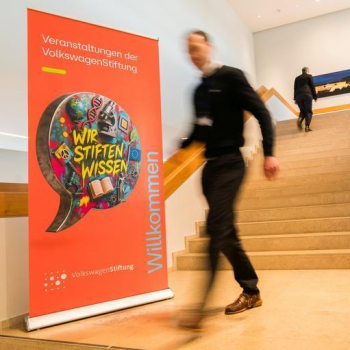 Treppenhaus mit Aufsteller "Wir stiften Wissen"