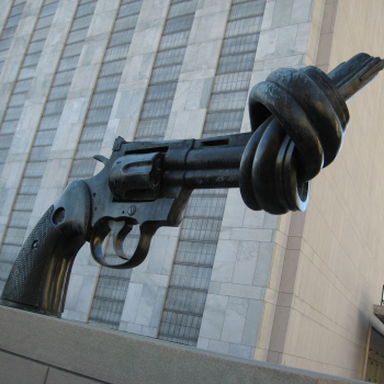 Skulptur "Knotted gun" von Carl Fredrik Reuterswärd vor dem UN-Hauptgebäude in New York